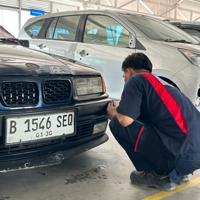 Detail hasil cat kendaraan dengan pantulan lampu inspeksi