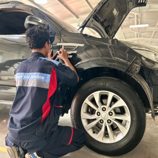 Teknisi menyiapkan panel body kendaraan